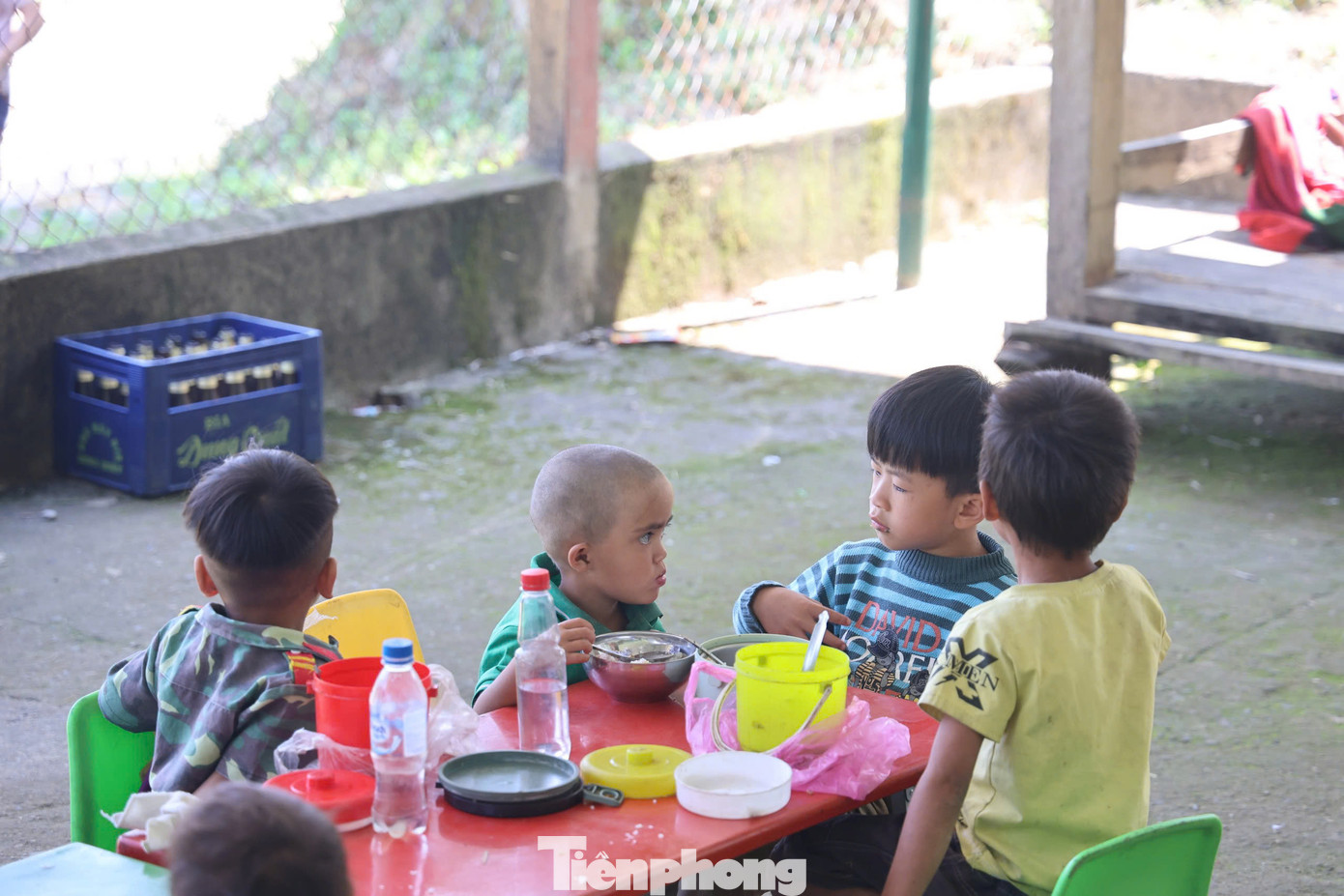 Cô giáo Phạm Thị Thu Trang san sẻ ít cơm cho những cháu không mang cơm đến lớp. Ảnh: Nguyễn Ngọc Cô giáo Phạm Thị Thu Trang san sẻ ít cơm cho những cháu không mang cơm đến lớp. Ảnh: Nguyễn Ngọc