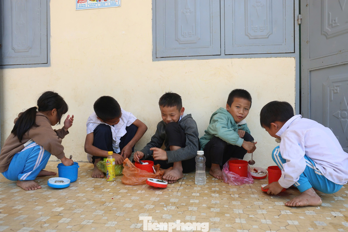 Bữa trưa của các em học sinh lớp 1 đến lớp 3 điểm trường thôn Quế. Ảnh: Nguyễn Ngọc Bữa trưa của các em học sinh lớp 1 đến lớp 3 điểm trường thôn Quế. Ảnh: Nguyễn Ngọc