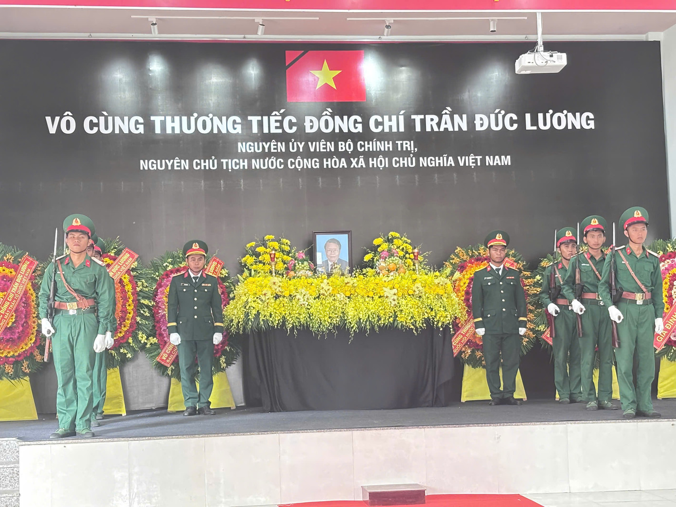 Lễ viếng nguyên Chủ tịch nước Trần Đức Lương tại Hội trường UBND xã Phổ Khánh (thị xã Đức Phổ). Lễ viếng nguyên Chủ tịch nước Trần Đức Lương tại Hội trường UBND xã Phổ Khánh (thị xã Đức Phổ).