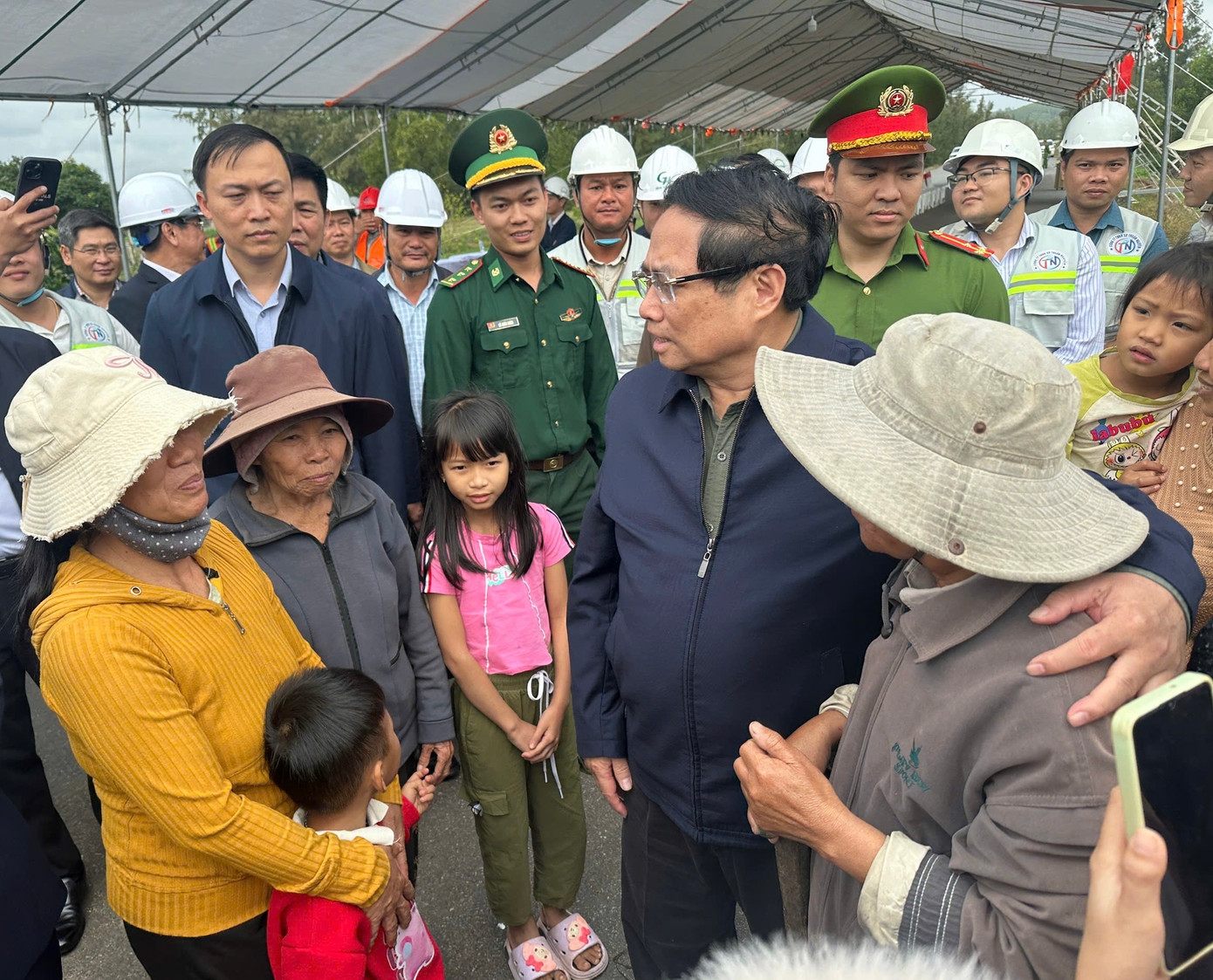 Thủ tướng Phạm Minh Chính với nhân dân vùng dự án. Thủ tướng Phạm Minh Chính với nhân dân vùng dự án.