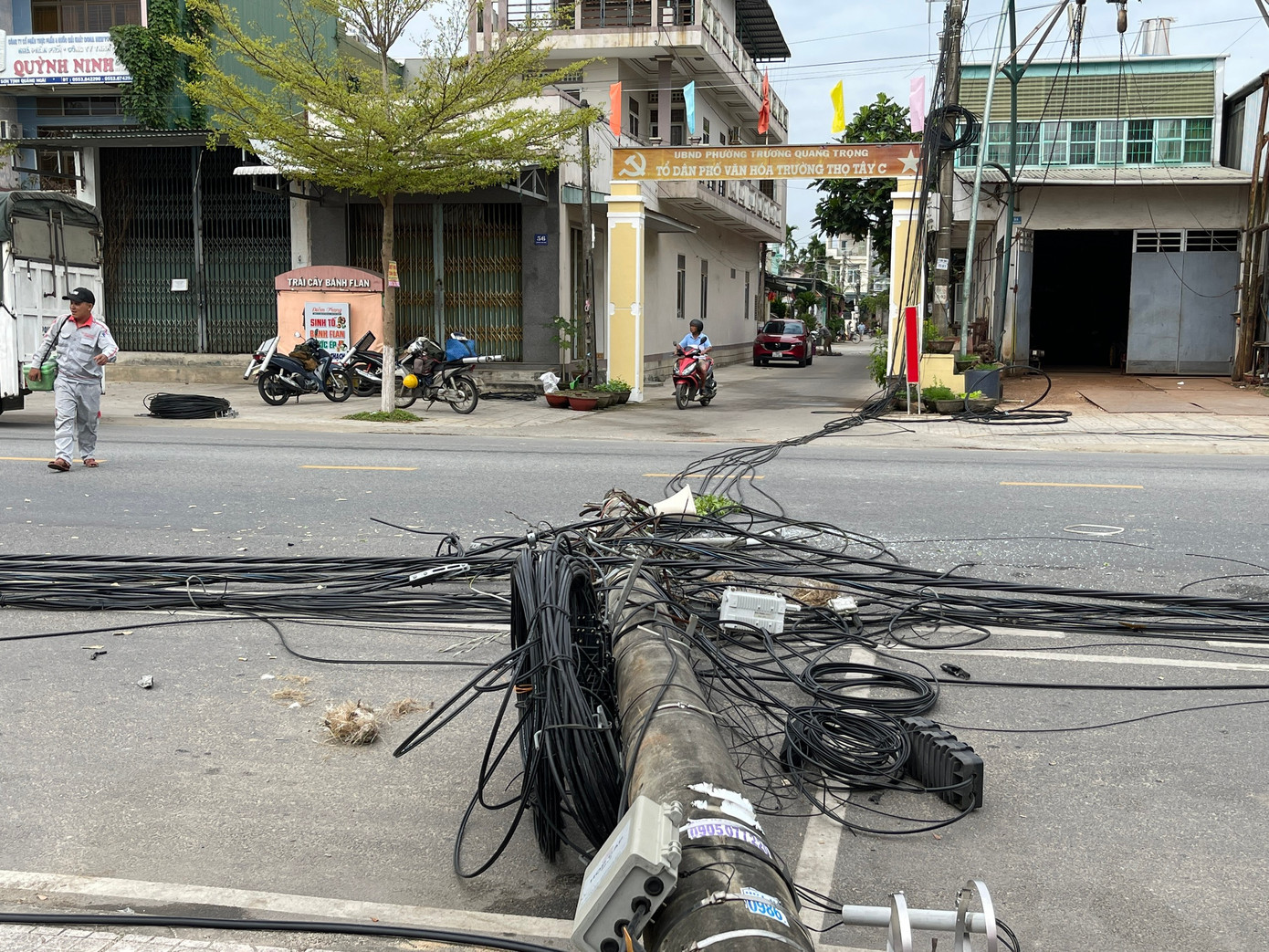 Các trụ điện bị gãy đôi.