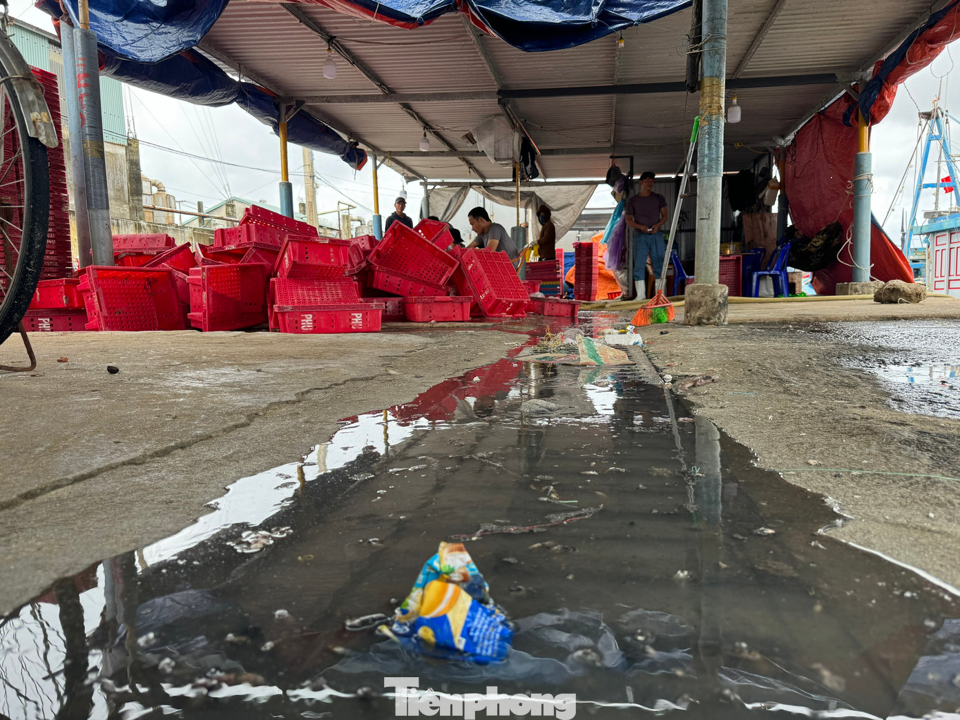 Dòng nước đen ngòm được xả thẳng trực tiếp xuống sông Bài Ca.