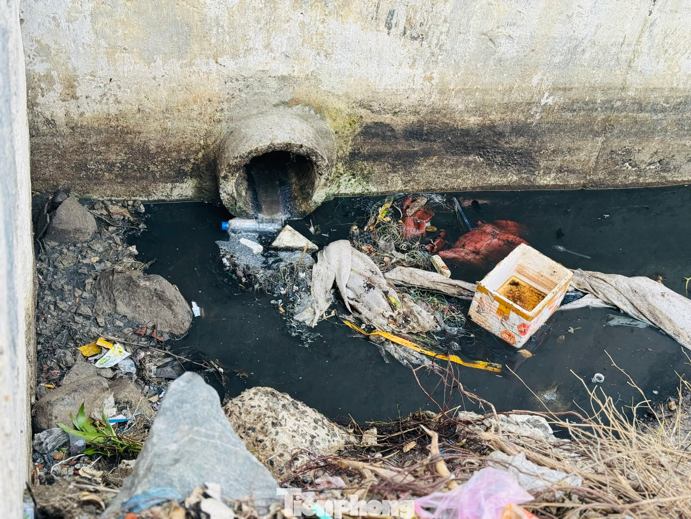 Dòng nước đen ngòm được xả thẳng trực tiếp xuống sông Bài Ca.