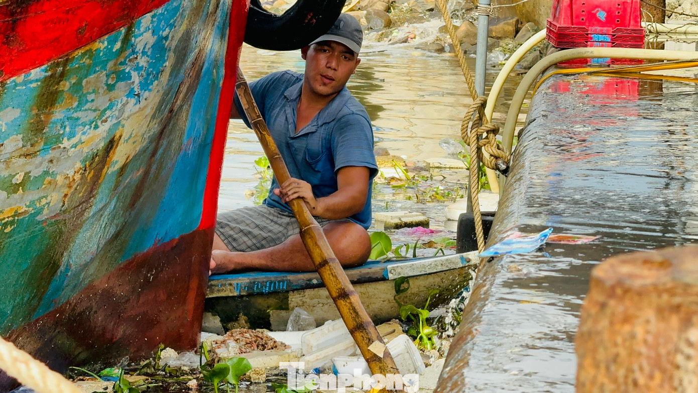 Dưới mặt nước đủ loại rác thải trôi nổi bập bềnh.