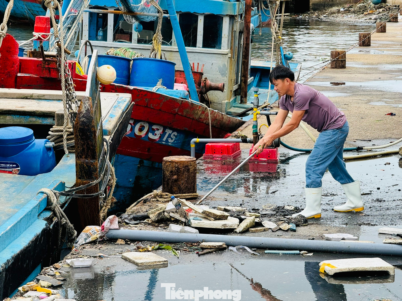 Dưới mặt nước đủ loại rác thải trôi nổi bập bềnh.