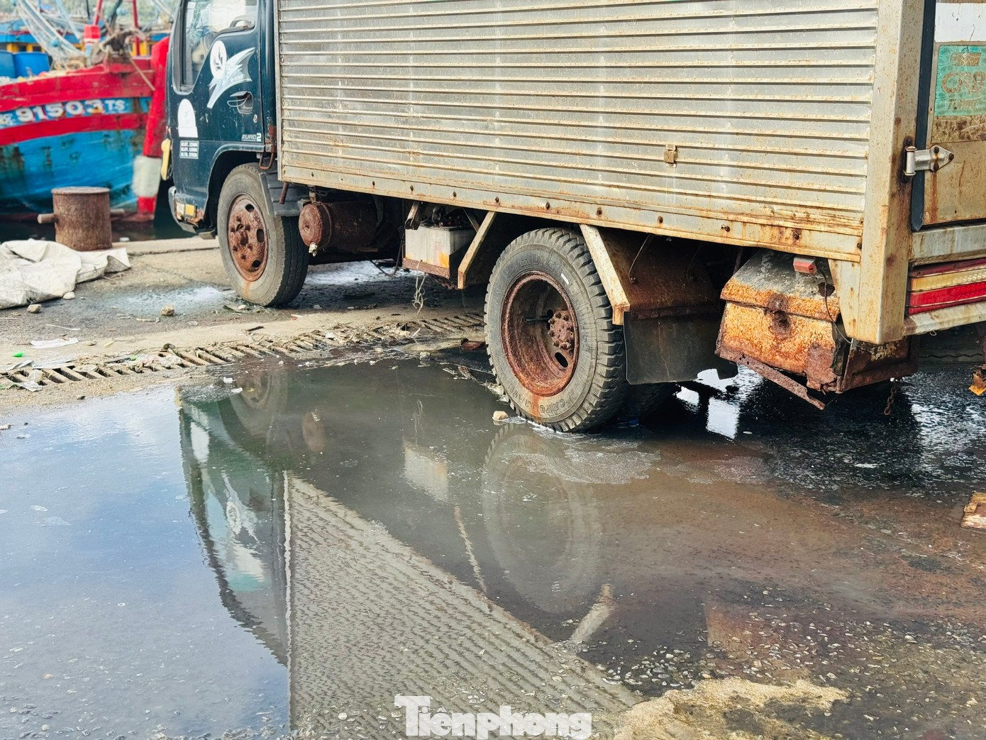 Những vũng nước đen ngòm bốc mùi hôi thối nồng nặc.