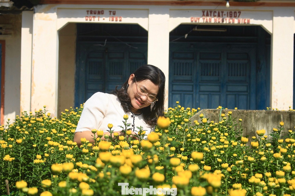 Nhiều bạn trẻ cũng đến làng hoa những ngày này để thăm thú, chụp cho mình những hình ảnh đẹp. Còn giới nhiếp ảnh cũng rong ruổi khắp làng chọn góc ảnh, khung hình để tìm kiếm những khung cảnh mùa xuân.