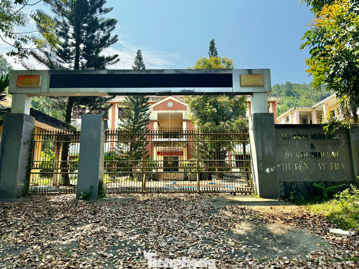 Trụ sở UBND huyện Tây Trà (cũ) sau khi sáp nhập với huyện Trà Bồng bị bỏ hoang.