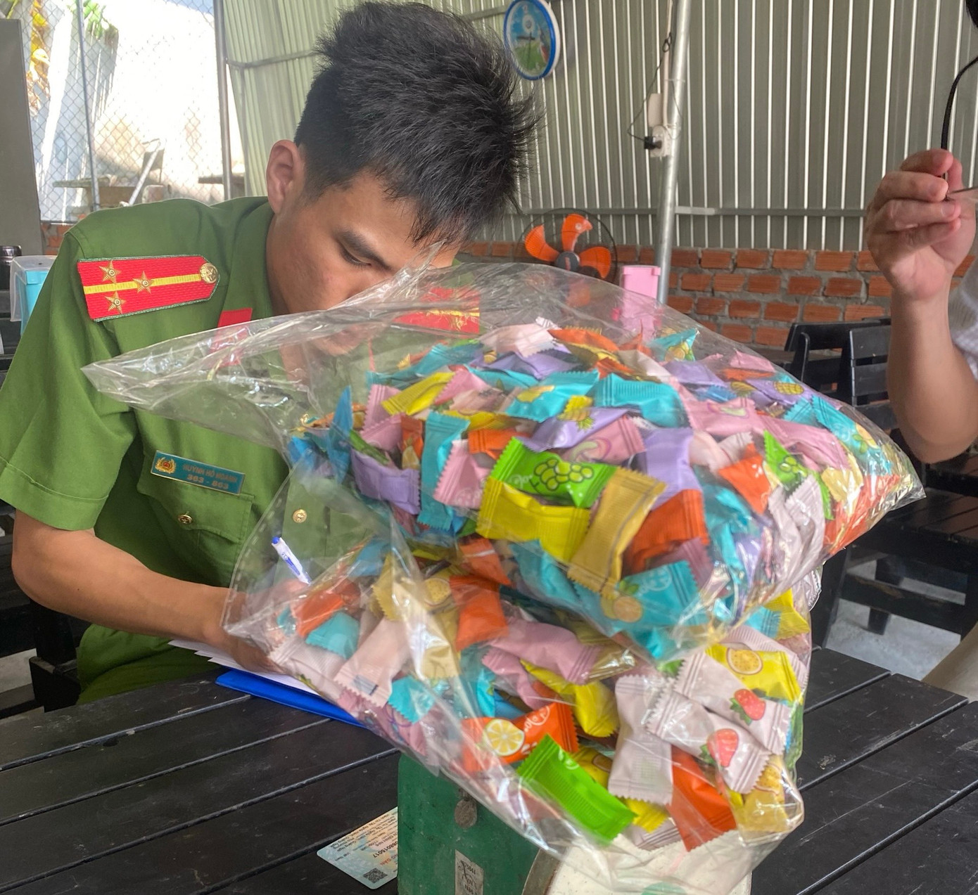 Thời điểm Đoàn đến kiểm tra số kẹo này đã được ông Nguyễn Đình Nhị bán cho nhiều em học sinh của Trường THCS Hành Tín Tây và chỉ còn lại 0,8kg. Thời điểm Đoàn đến kiểm tra số kẹo này đã được ông Nguyễn Đình Nhị bán cho nhiều em học sinh của Trường THCS Hành Tín Tây và chỉ còn lại 0,8kg.