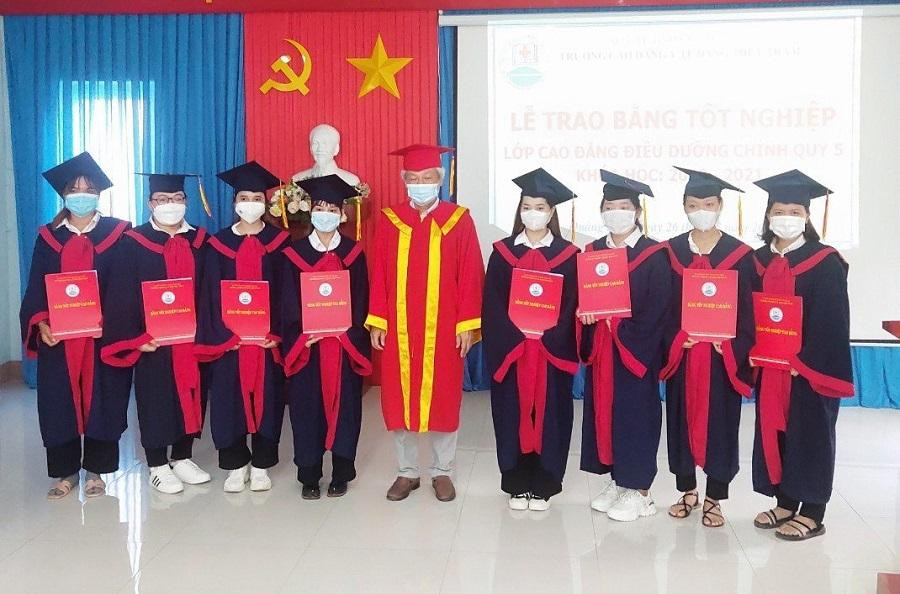 Buổi lễ tốt nghiệp sớm của 8 sinh viên Trường Cao đẳng Y tế Đặng Thùy Trâm, tỉnh Quảng Ngãi trước khi lên đường vào TPHCM hỗ trợ chống dịch.