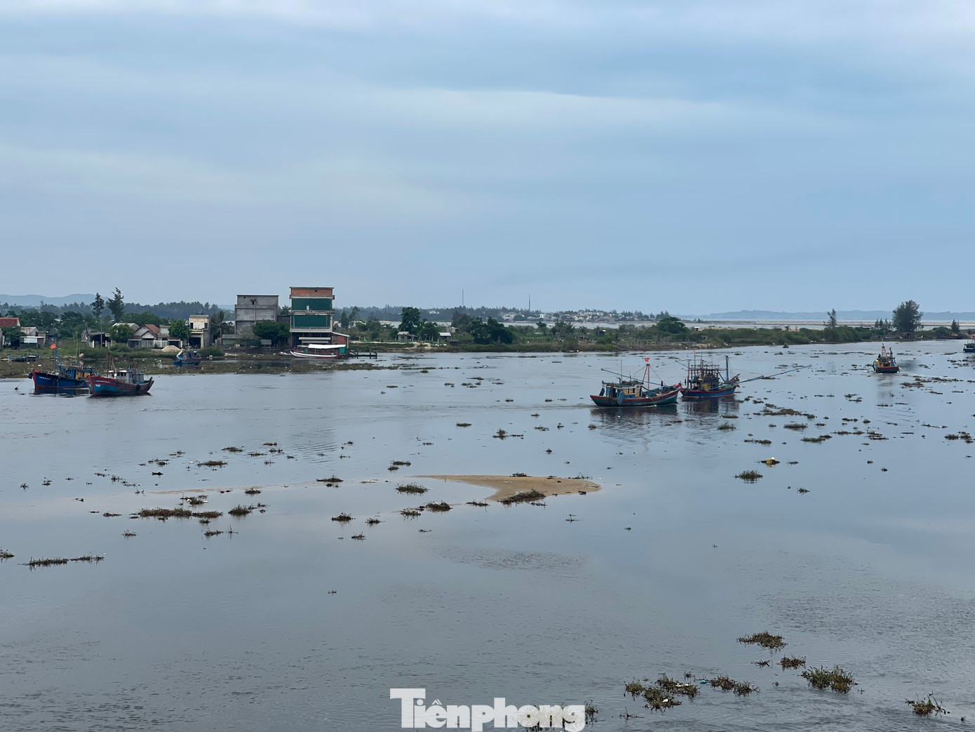 Luồng lạch ra vào cửa biển Cổ Lũy bị bồi lấp nghiêm trọng. Luồng lạch ra vào cửa biển Cổ Lũy bị bồi lấp nghiêm trọng.