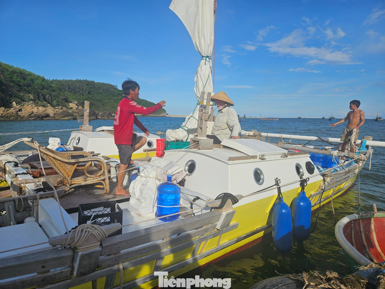 Loại thuyền buồm mà ông Quinn điều khiển là loại 2 thân, có gắn động cơ xuất phát từ đảo Luzon/Philippines để đến tỉnh Khánh Hoà thăm quan, du lịch.