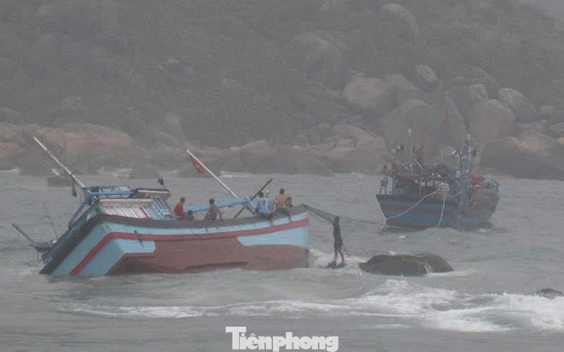 Cửa biển Mỹ Á bị bồi lấp nặng khiến nhiều tàu cá ra vào bị mắc cạn, bị sóng đánh chìm. Cửa biển Mỹ Á bị bồi lấp nặng khiến nhiều tàu cá ra vào bị mắc cạn, bị sóng đánh chìm.