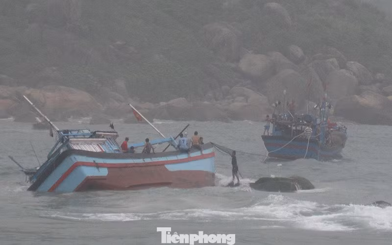 Cửa biển Mỹ Á bị bồi lấp nặng khiến nhiều tàu cá ra vào bị mắc cạn, bị sóng đánh chìm.