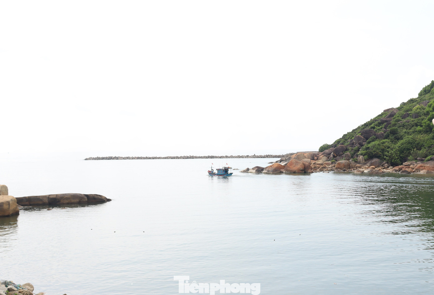 Luồng lạch ra vào cảng Mỹ Á hiện tại chỉ còn khoảng 1,8m, vào buổi chiều tối chỉ còn 0,5m. Luồng lạch ra vào cảng Mỹ Á hiện tại chỉ còn khoảng 1,8m, vào buổi chiều tối chỉ còn 0,5m.