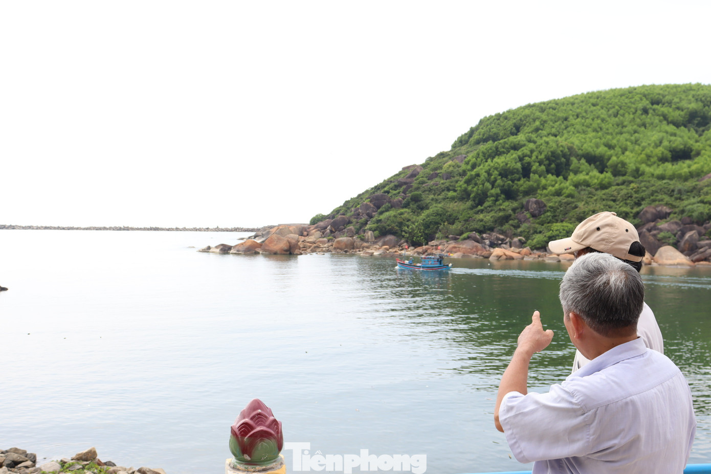 Luồng lạch ra vào cảng Mỹ Á hiện tại chỉ còn khoảng 1,8m, vào buổi chiều tối chỉ còn 0,5m. Luồng lạch ra vào cảng Mỹ Á hiện tại chỉ còn khoảng 1,8m, vào buổi chiều tối chỉ còn 0,5m.