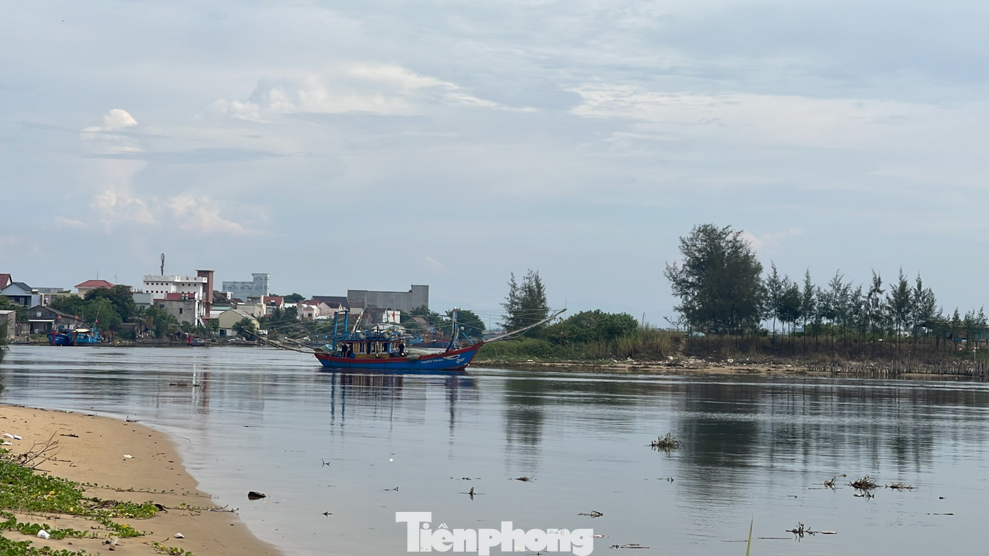 Luồng lạch cửa biển Cổ Lũy chỉ còn rộng hơn 5m. Luồng lạch cửa biển Cổ Lũy chỉ còn rộng hơn 5m.