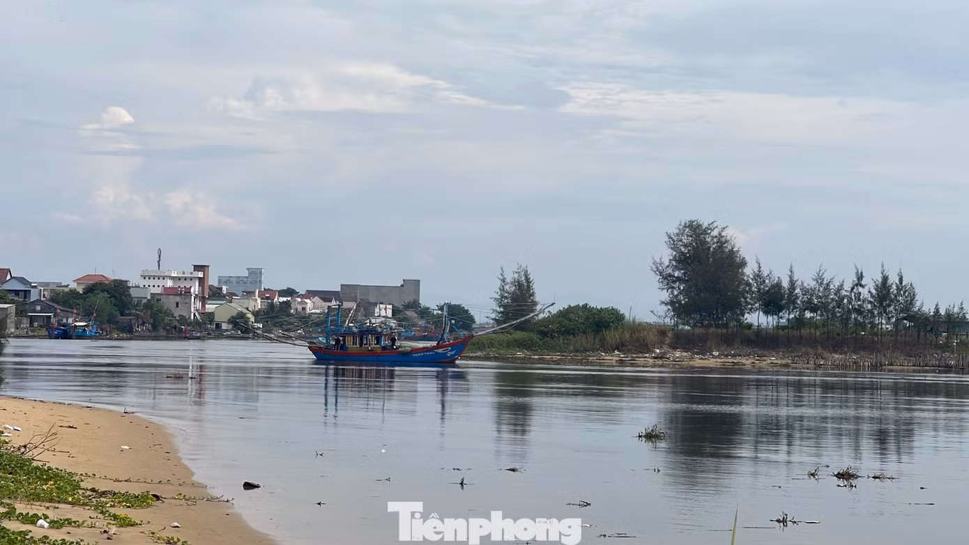 Luồng lạch cửa biển Cổ Lũy chỉ còn rộng hơn 5m.