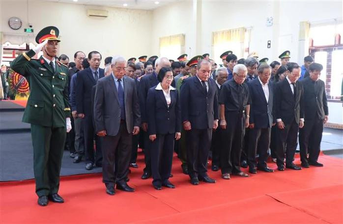 Đoàn Tỉnh ủy - UBND tỉnh Quảng Ngãi do ông Trần Hoàng Tuấn - Phó Chủ tịch Thường trực UBND tỉnh làm trưởng đoàn dâng vòng hoa viếng nguyên Chủ tịch nước Trần Đức Lương. Đoàn Tỉnh ủy - UBND tỉnh Quảng Ngãi do ông Trần Hoàng Tuấn - Phó Chủ tịch Thường trực UBND tỉnh làm trưởng đoàn dâng vòng hoa viếng nguyên Chủ tịch nước Trần Đức Lương.