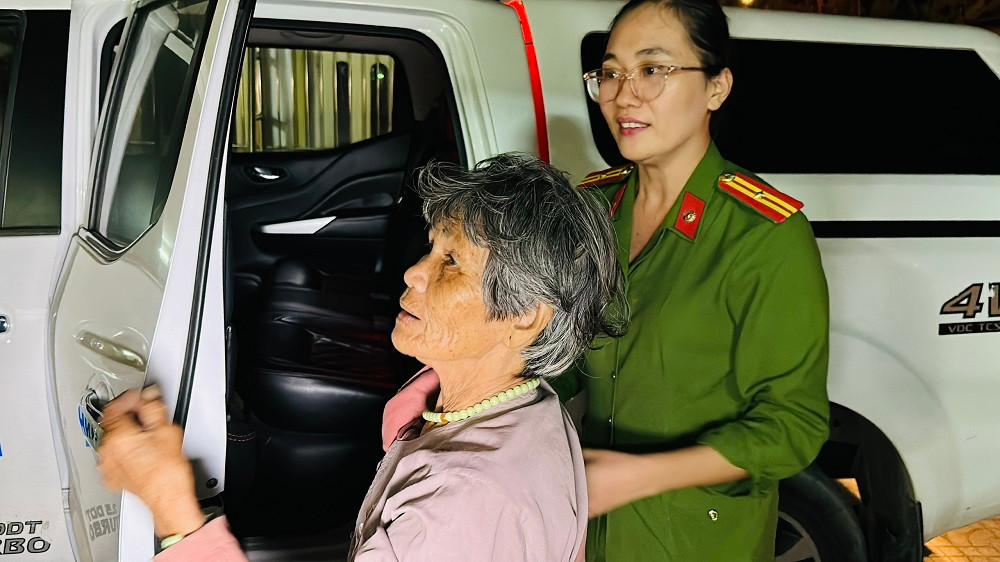 Cụ bà được công an hỗ trợ đưa về với người thân ở xã Bình Thuận, huyện Bình Sơn (tỉnh Quảng Ngãi). Ảnh: CACC