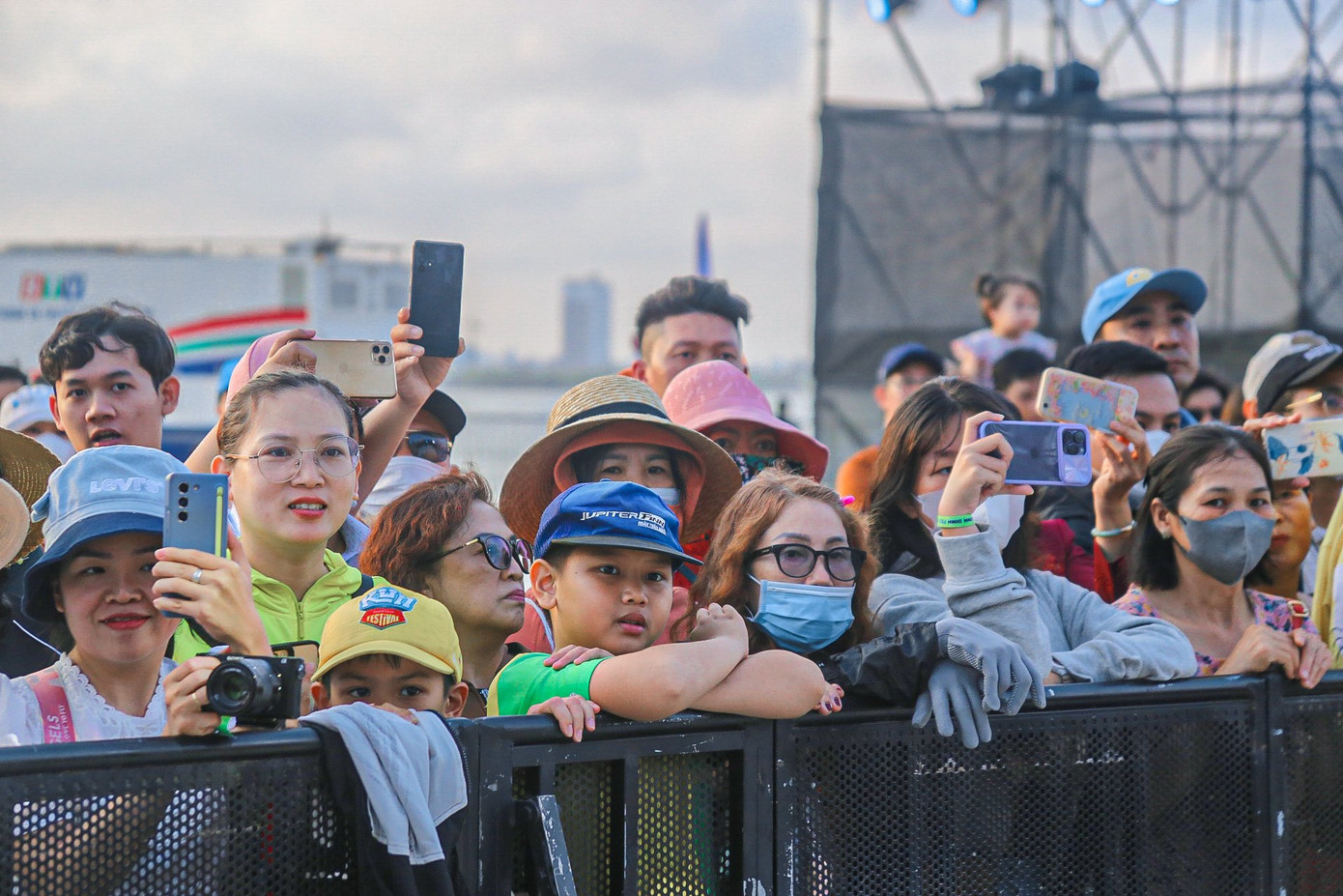 Các màn tranh tài nảy lửa khiến khán giả đứng ngồi không yên.