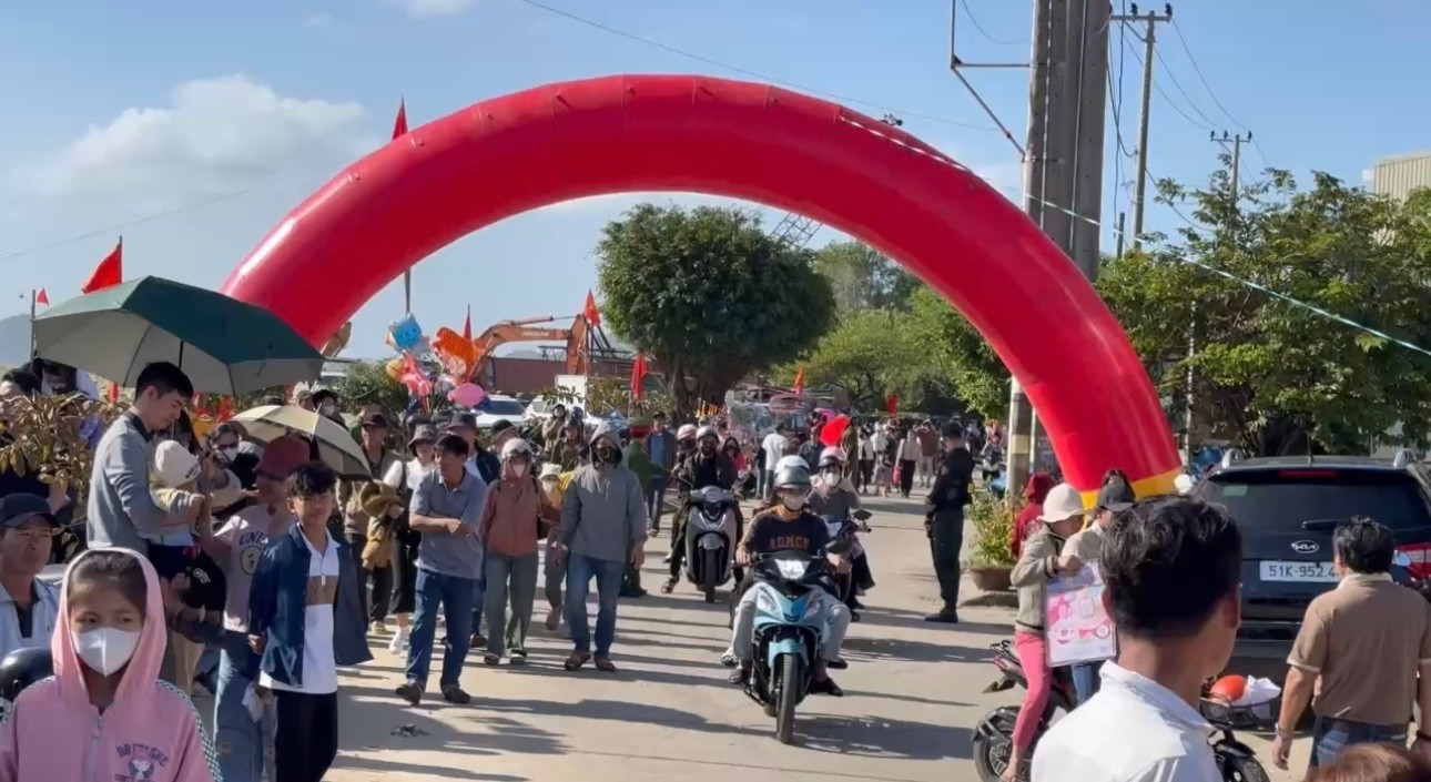 Cả nghìn người chen chân tham gia lễ hội. Cả nghìn người chen chân tham gia lễ hội.