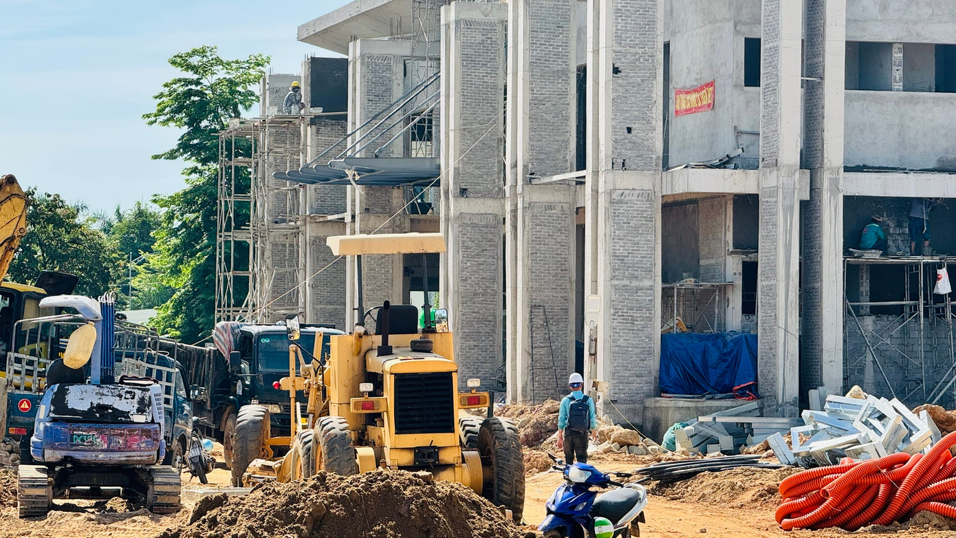 Đối với ký túc xá Trường THPT chuyên Lê Khiết, dự kiến đến ngày 30/7 sẽ hoàn thiện, đáp ứng nhu cầu ăn ở của cán bộ từ Kon Tum.