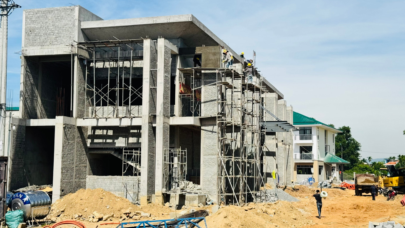 Hiện các đơn vị thi công đang khẩn trương triển khai sửa chữa, cải tạo, đồng thời lắp đặt đầy đủ tiện nghi sinh hoạt để cán bộ, công chức phía Tây Quảng Ngãi sớm ổn định cuộc sống, an tâm công tác và bắt nhịp với môi trường làm việc mới.