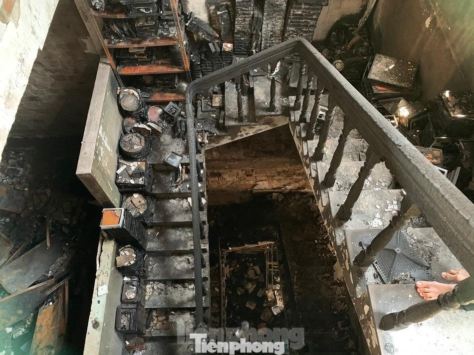 Nhiều hàng hóa, vật dụng bên trong căn nhà bị cháy rụi. Ảnh: Nguyễn Ngọc Nhiều hàng hóa, vật dụng bên trong căn nhà bị cháy rụi. Ảnh: Nguyễn Ngọc