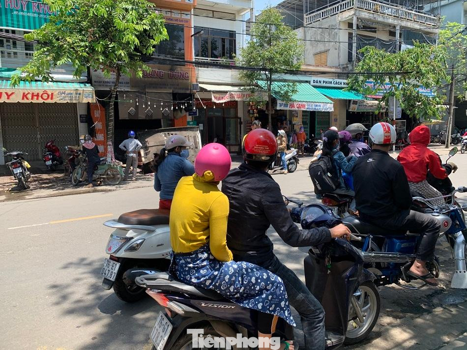 Đến sáng nay 6/6 người dân vẫn chưa hết bàng hoàng về vụ cháy khiến 4 người thiệt mạng. Ảnh: Nguyễn Ngọc