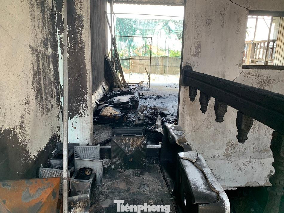 Phía trên sân thượng ngôi nhà bị cháy. Ảnh: Nguyễn Ngọc Phía trên sân thượng ngôi nhà bị cháy. Ảnh: Nguyễn Ngọc