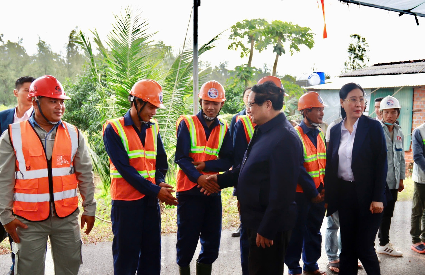 Thủ tướng Phạm Minh Chính với công nhân thi công dự án đường ven biển Sa Huỳnh - Dung Quất. Thủ tướng Phạm Minh Chính với công nhân thi công dự án đường ven biển Sa Huỳnh - Dung Quất.