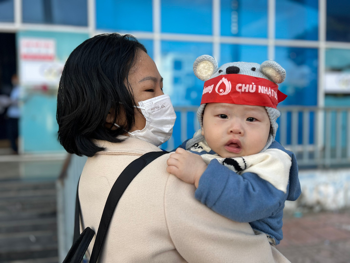 Nhiều gia đình cũng đưa theo con nhỏ đến với Chủ Nhật Đỏ.