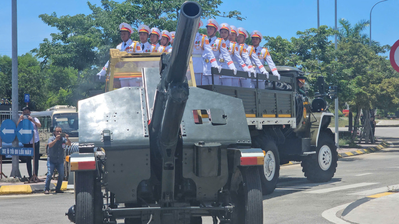 Đoàn xe đưa linh cữu nguyên Chủ tịch nước Trần Đức Lương đang di chuyển về Quảng Ngãi. Đoàn xe đưa linh cữu nguyên Chủ tịch nước Trần Đức Lương đang di chuyển về Quảng Ngãi.