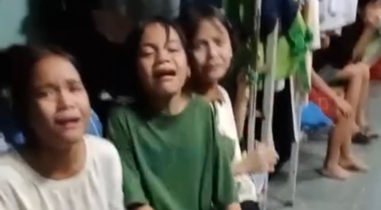 Học trò òa khóc, chẳng muốn chia tay người thầy kính mến. Ảnh cắt từ clip. Học trò òa khóc, chẳng muốn chia tay người thầy kính mến. Ảnh cắt từ clip.