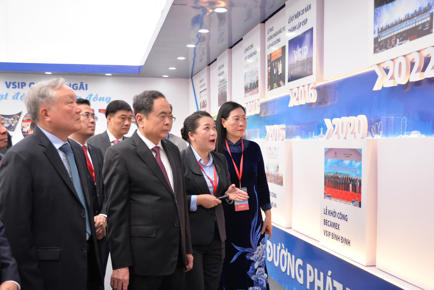 Chủ tịch Quốc hội Trần Thanh Mẫn và Phó Thủ tướng Nguyễn Hòa Bình và các đại biểu nghe giới thiệu về quá trình phát triển của VSIP Quảng Ngãi. Chủ tịch Quốc hội Trần Thanh Mẫn và Phó Thủ tướng Nguyễn Hòa Bình và các đại biểu nghe giới thiệu về quá trình phát triển của VSIP Quảng Ngãi.