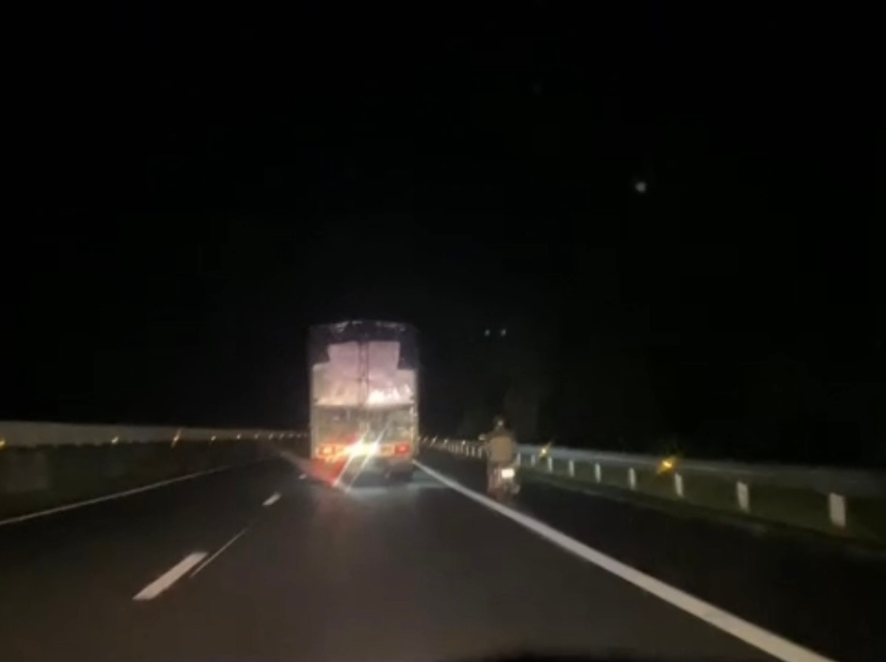 Trong quá trình đi trên cao tốc, ông N.T.N. liên tục tạt đầu ô tô và điều khiển xe với tốc độ từ 65- 70km/h. Ảnh (CSGT)