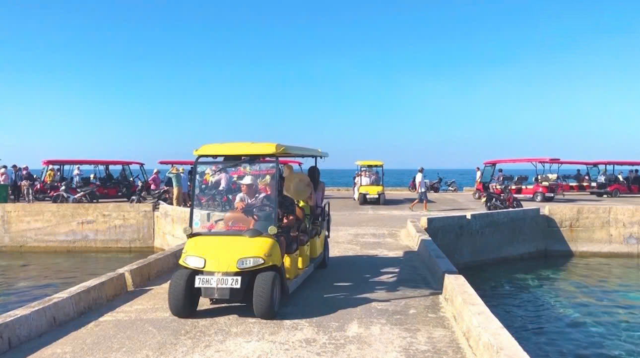 Du khách đến tham quan, du lịch ở đảo Bé (huyện Lý Sơn) ngày càng nhiều.