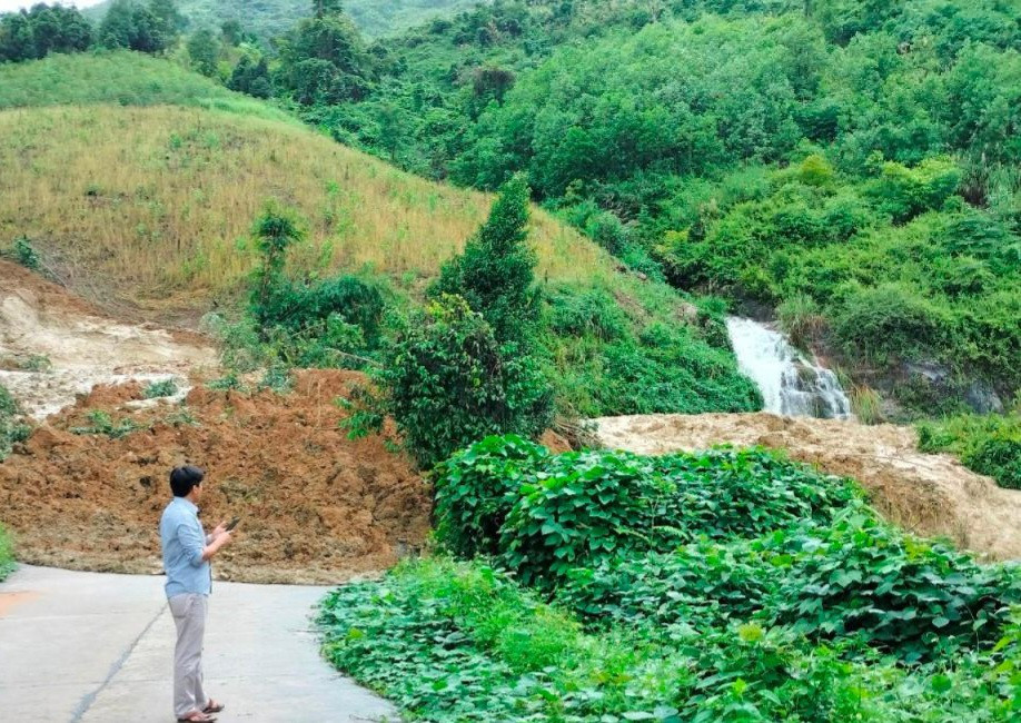 Ngọn đồi sạt lở khiến 10.000 khối đất, đá và bùn tràn xuống tỉnh lộ 623.