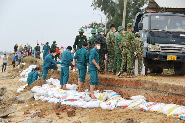 Năm 2021, khu vực bờ biển xã An Phú bị triều cường, sóng lớn làm sạt lở nghiêm trọng với chiều dài hơn 200m. Ảnh PV chụp tháng 12/2021. Năm 2021, khu vực bờ biển xã An Phú bị triều cường, sóng lớn làm sạt lở nghiêm trọng với chiều dài hơn 200m. Ảnh PV chụp tháng 12/2021.