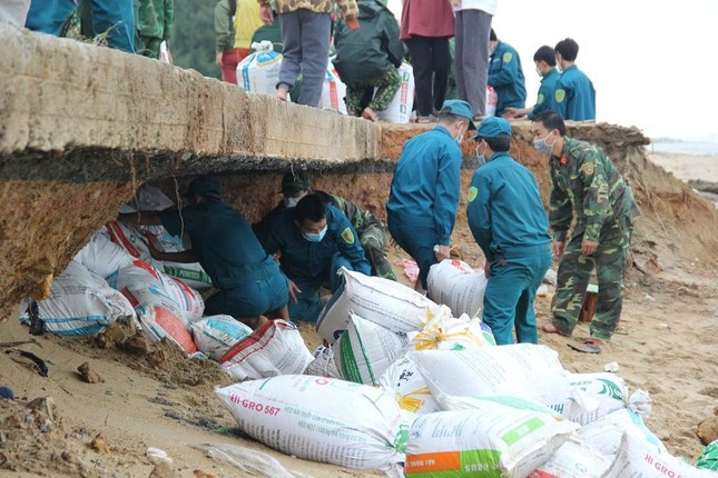 Năm 2021, khu vực bờ biển xã An Phú bị triều cường, sóng lớn làm sạt lở nghiêm trọng với chiều dài hơn 200m. Ảnh PV chụp tháng 12/2021. Năm 2021, khu vực bờ biển xã An Phú bị triều cường, sóng lớn làm sạt lở nghiêm trọng với chiều dài hơn 200m. Ảnh PV chụp tháng 12/2021.