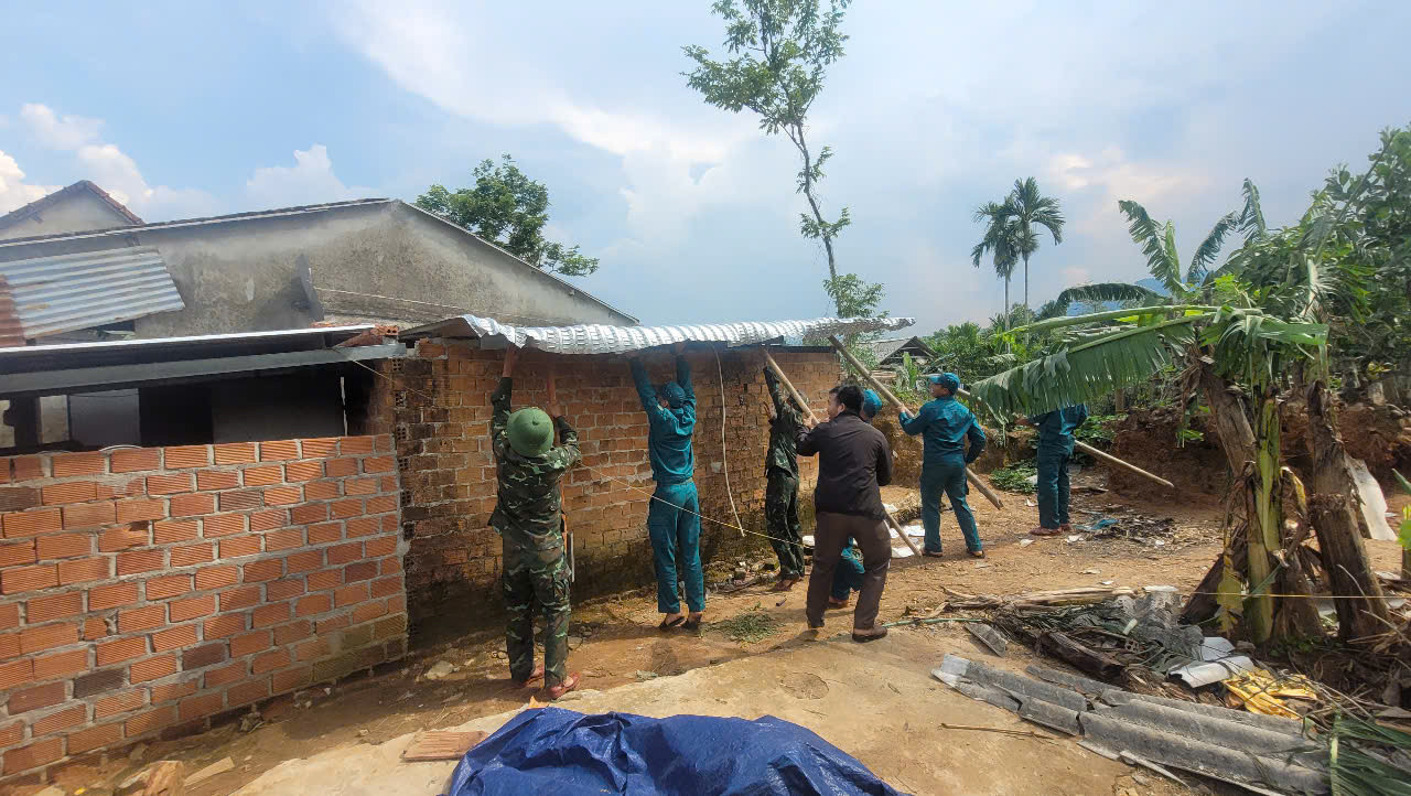 Những ngôi nhà còn có thể “cứu” thì được lợp lại ngay trong ngày... Những ngôi nhà còn có thể “cứu” thì được lợp lại ngay trong ngày...