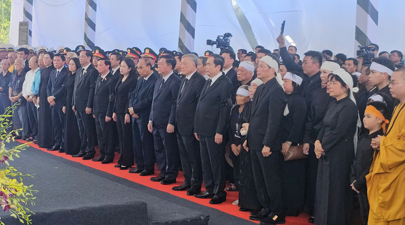 Các lãnh đạo, nguyên lãnh đạo Đảng, Nhà nước và gia đình dành một phút mặc niệm tiễn biệt nguyên Chủ tịch nước Trần Đức Lương.