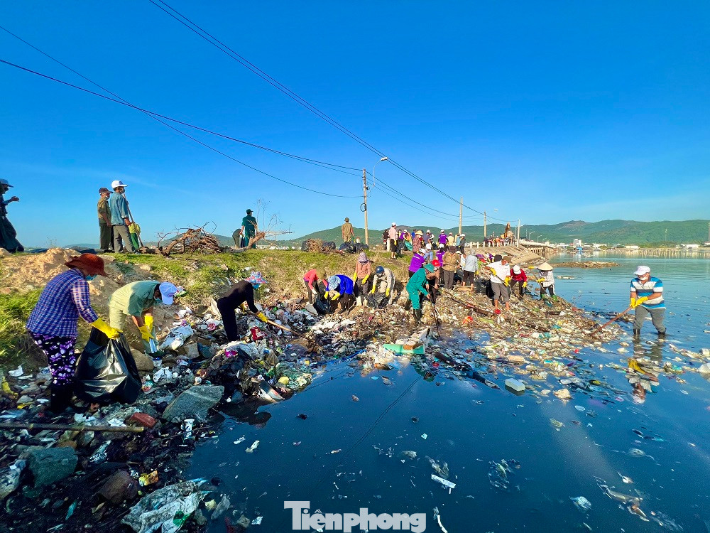 Hơn 400 tấn rác thải sinh hoạt ở đầm nước mặn Sa Huỳnh đã được thu gom, đưa đi xử lý.