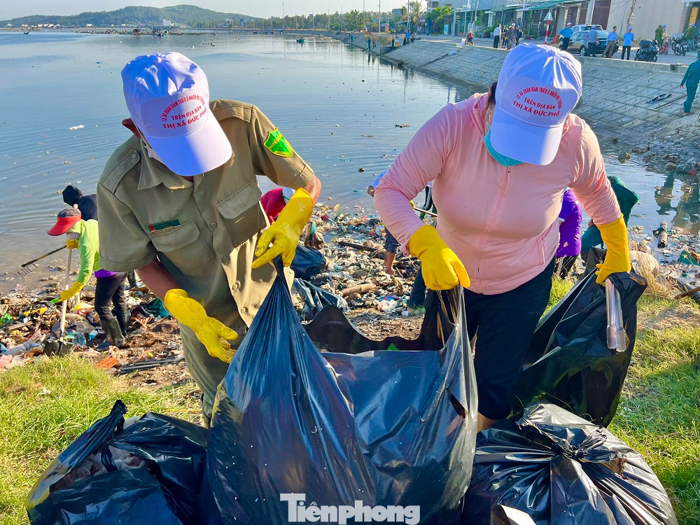 Người dân tham gia dọn rác. Ảnh: Nguyễn Ngọc Người dân tham gia dọn rác. Ảnh: Nguyễn Ngọc