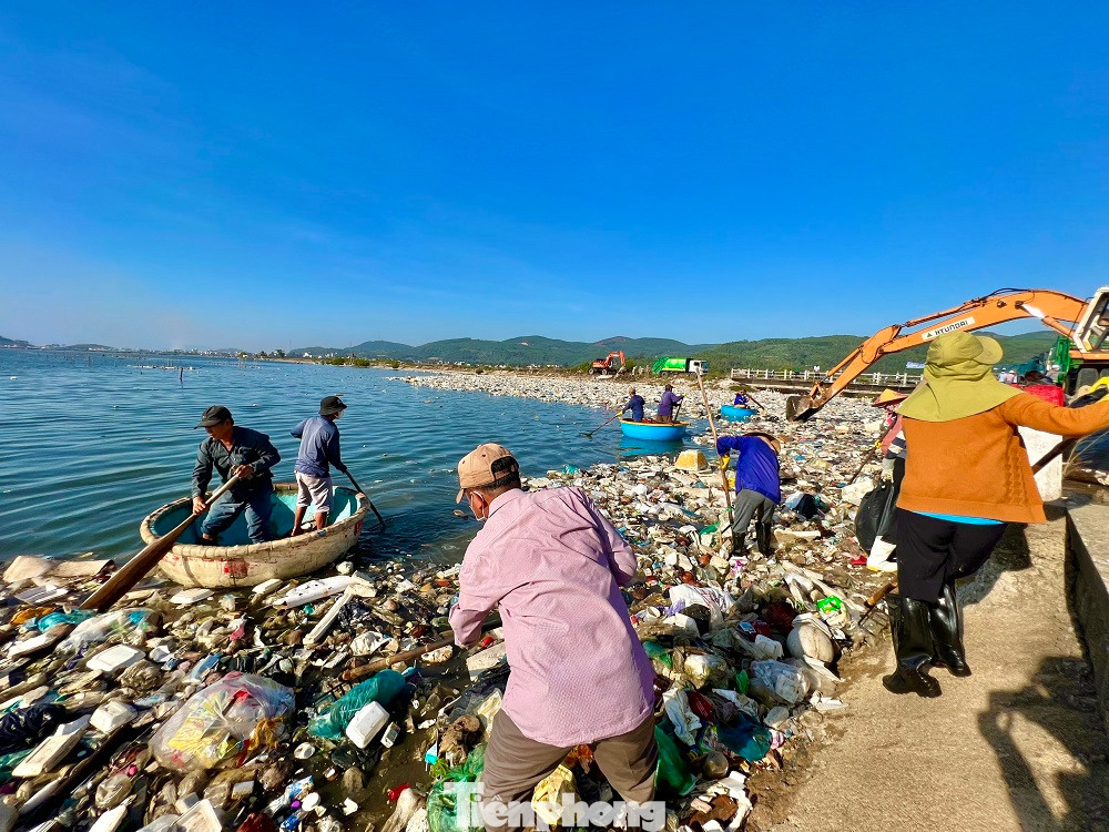 Người dân đưa thuyền thúng tham gia vớt rác trên đầm nước mặn Sa Huỳnh. Người dân đưa thuyền thúng tham gia vớt rác trên đầm nước mặn Sa Huỳnh.