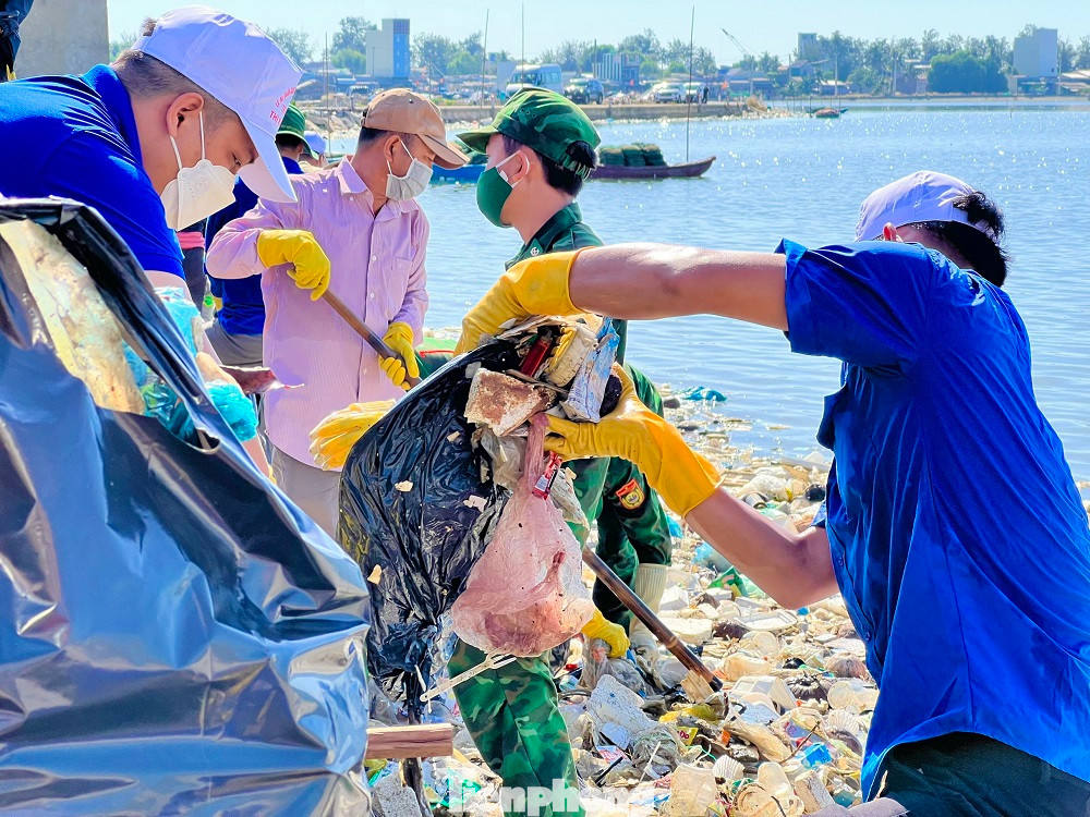 Hơn 300 đoàn viên thanh niên đến từ nhiều địa phương trên địa bàn thị xã Đức Phổ chung tay dọn rác. Ảnh: Nguyễn Ngọc Hơn 300 đoàn viên thanh niên đến từ nhiều địa phương trên địa bàn thị xã Đức Phổ chung tay dọn rác. Ảnh: Nguyễn Ngọc