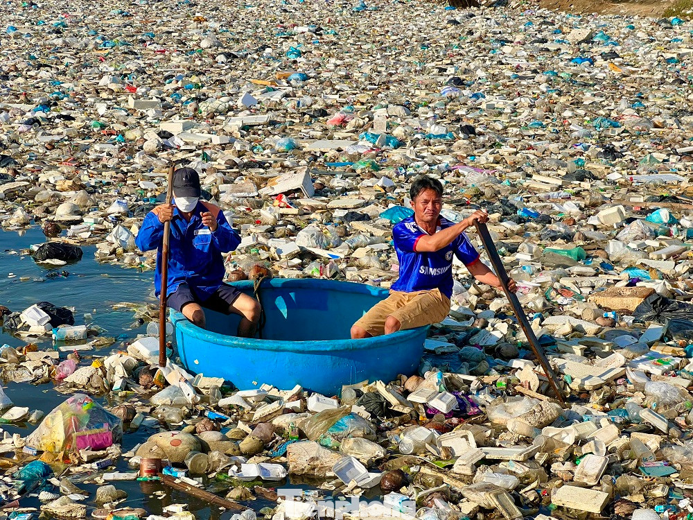 Người dân đưa thuyền thúng tham gia vớt rác trên đầm nước mặn Sa Huỳnh. Người dân đưa thuyền thúng tham gia vớt rác trên đầm nước mặn Sa Huỳnh.