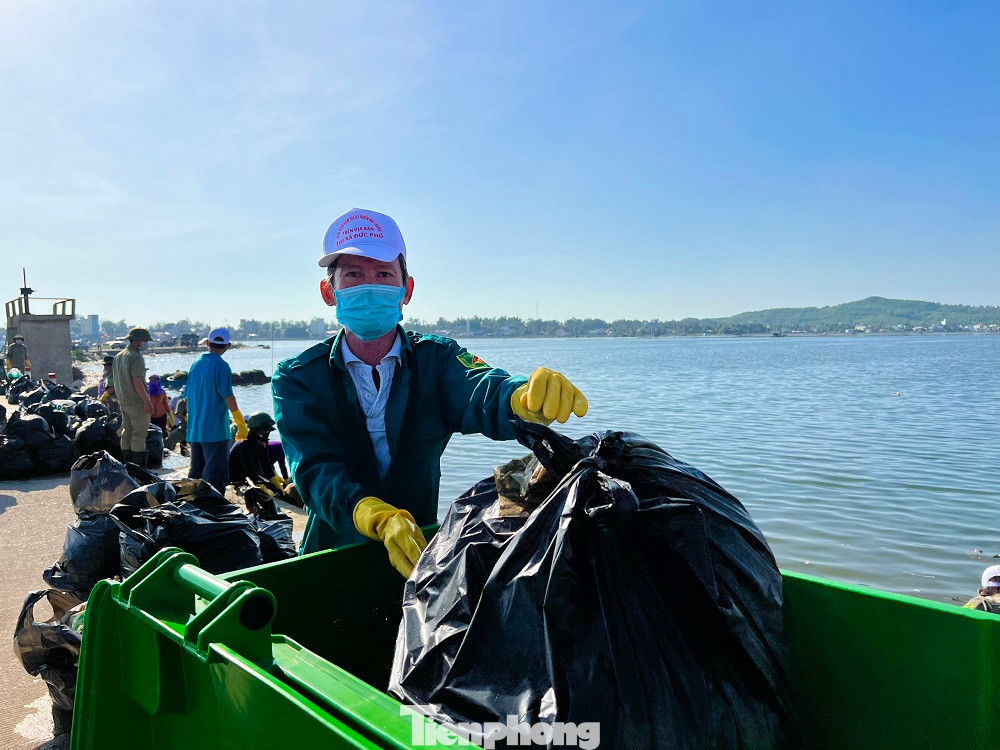 Rác sau khi thu gom được cho vào bao vận chuyển lên xe môi trường đưa đi xử lý. Rác sau khi thu gom được cho vào bao vận chuyển lên xe môi trường đưa đi xử lý.