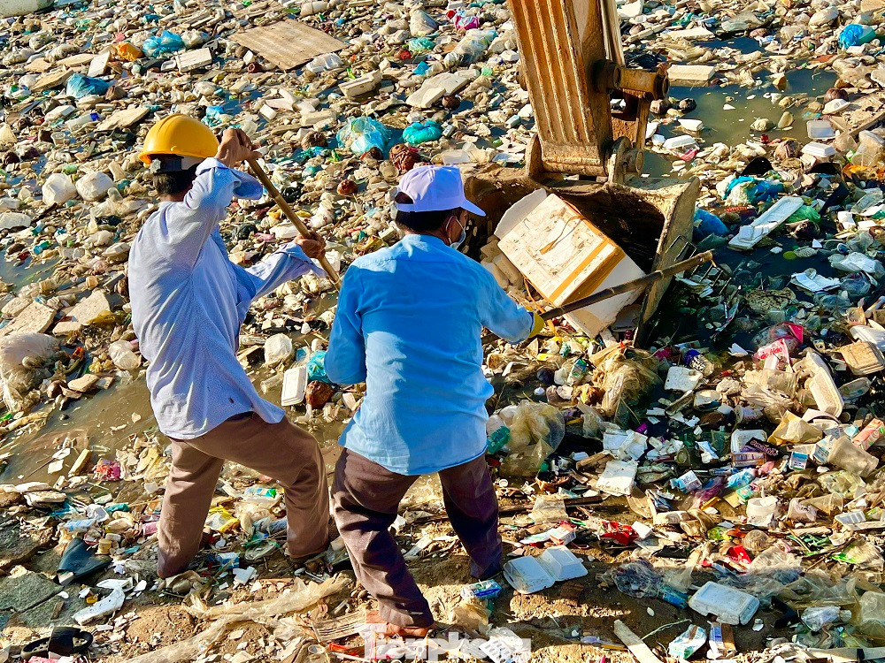 Người dân đưa thuyền thúng tham gia vớt rác trên đầm nước mặn Sa Huỳnh. Người dân đưa thuyền thúng tham gia vớt rác trên đầm nước mặn Sa Huỳnh.